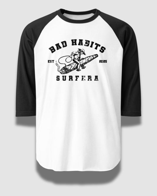 Playera Raglán Bad Habits negra y blanca con diseño urbano Surfera