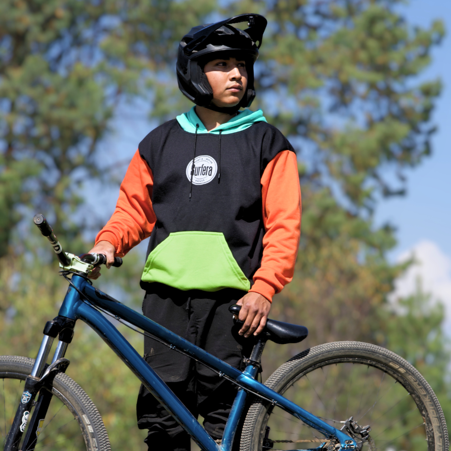 Hoodie Color Block Surfera en uso ciclismo de montaña México