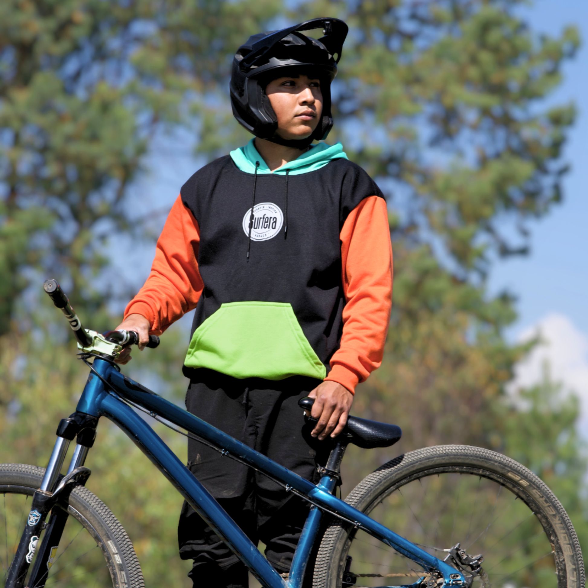 Hoodie Color Block Surfera en uso ciclismo de montaña México