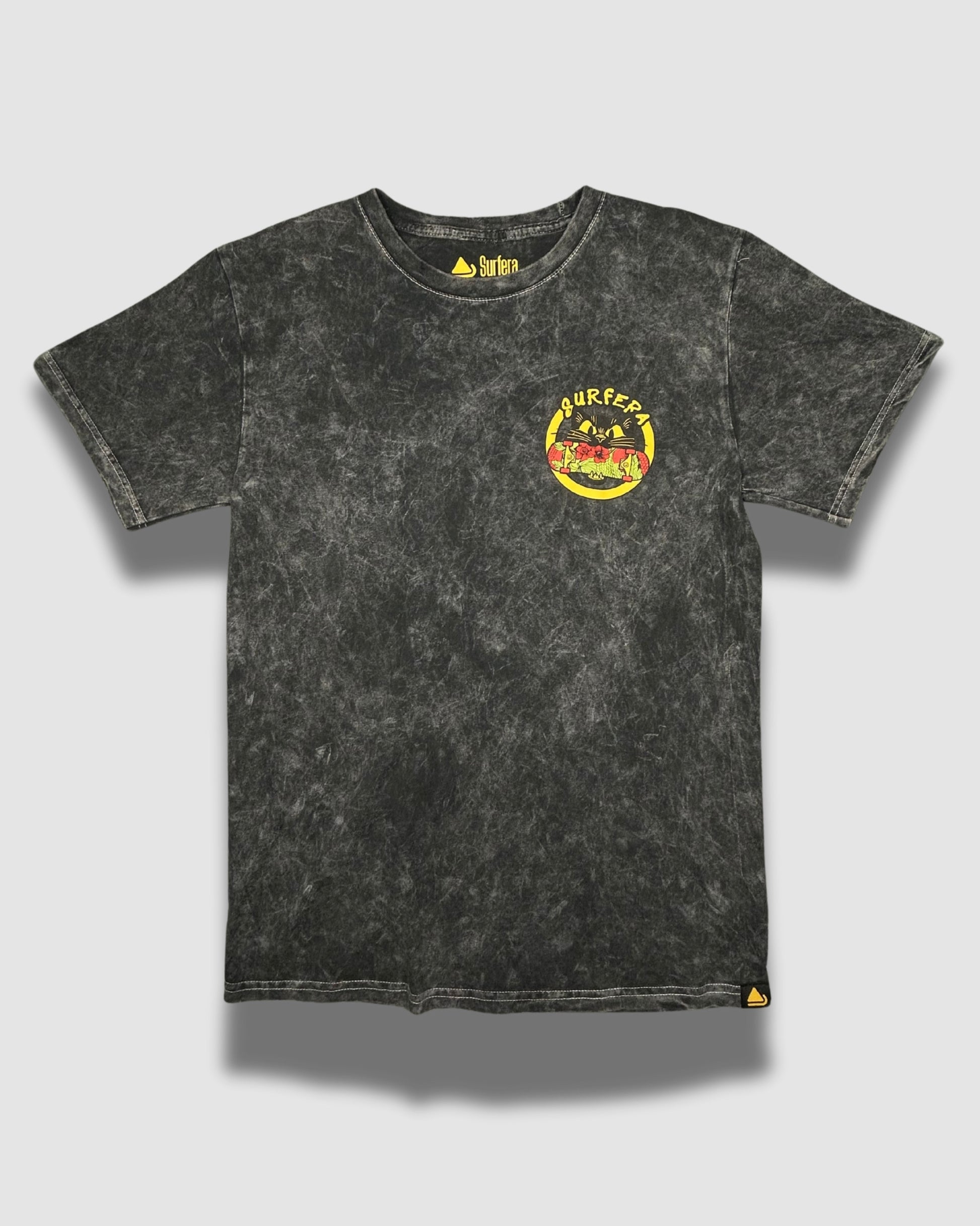 Playera Feral acid wash negra con gráfico urbano estilo cómic Surfera