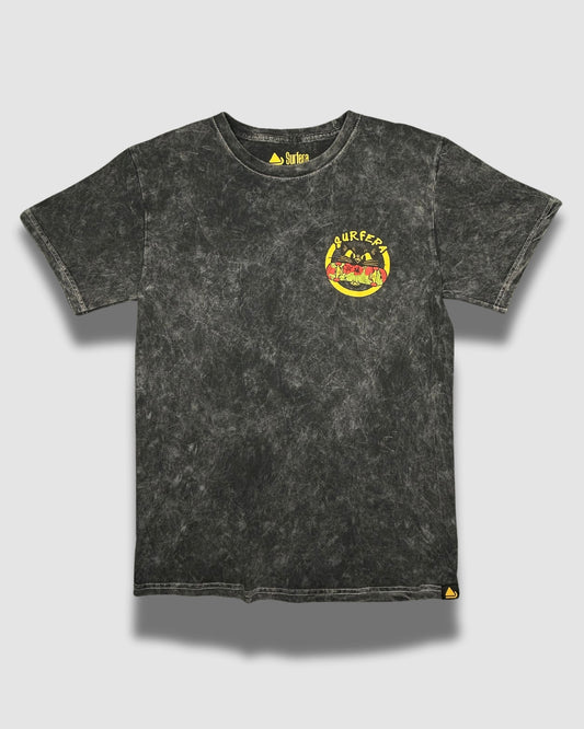 Playera Feral acid wash negra con gráfico urbano estilo cómic Surfera