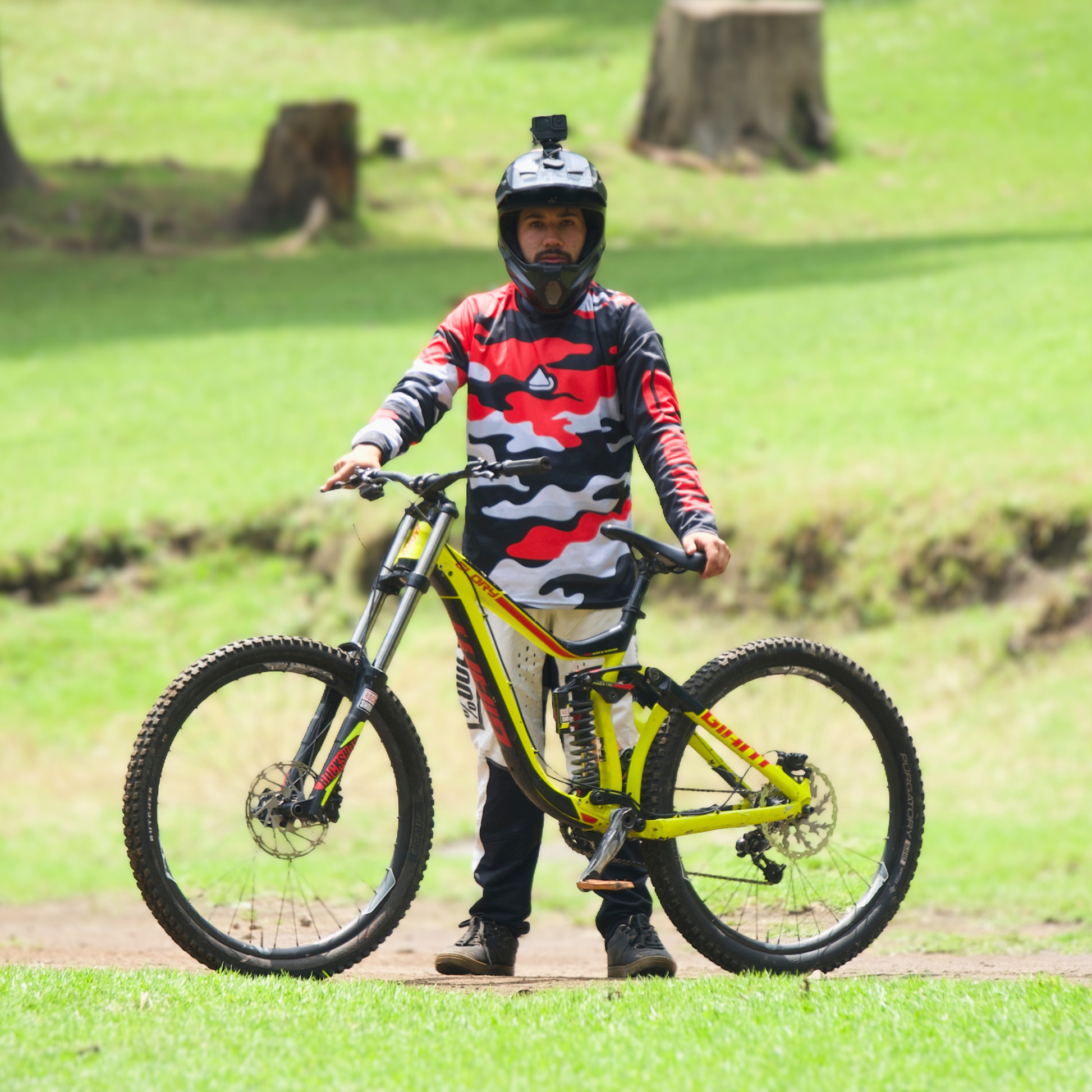 Jersey MTB Red Camo Surfera ajuste atlético en uso