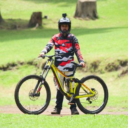 Jersey MTB Red Camo Surfera ajuste atlético en uso