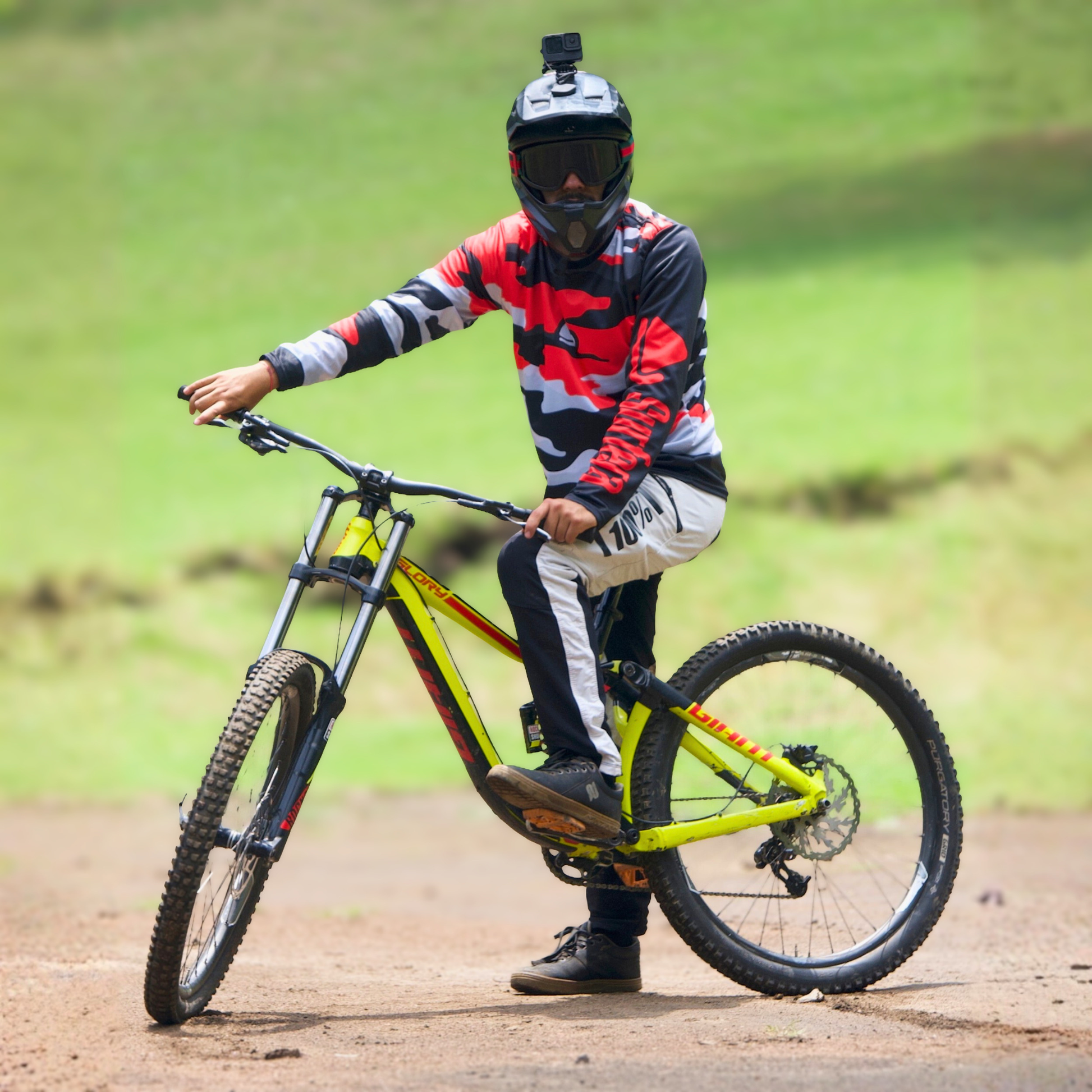 Rider con Jersey MTB Red Camo Surfera en ciclismo de montaña
