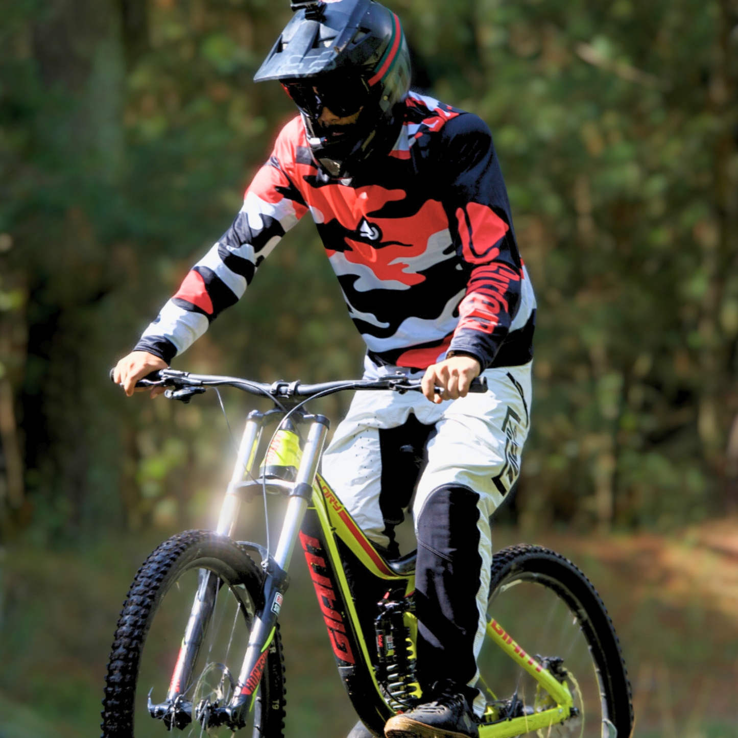 Rider con Jersey MTB Red Camo Surfera en ciclismo de montaña