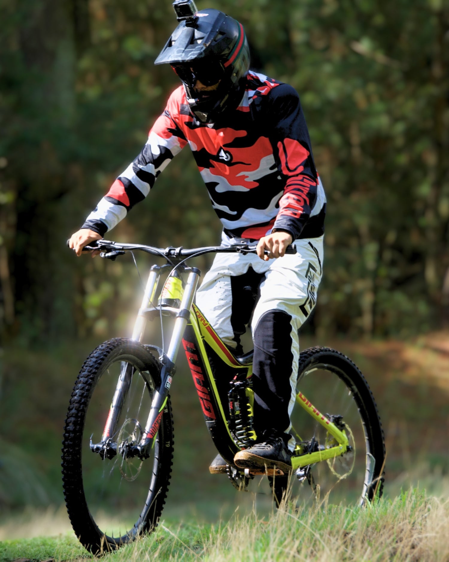 Rider usando jersey técnico MTB Red Camo Surfera en montaña