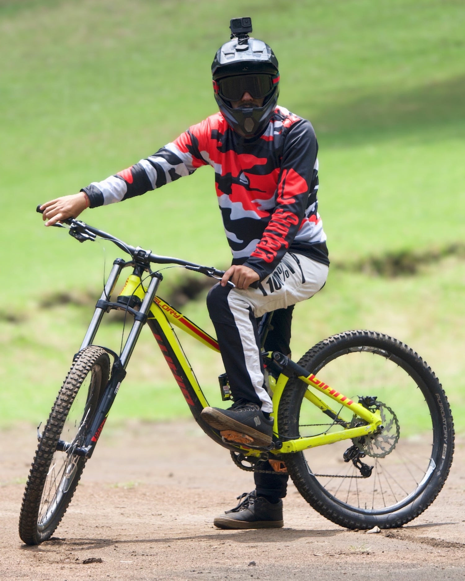 Rider usando jersey MTB Red Camo Surfera en montaña