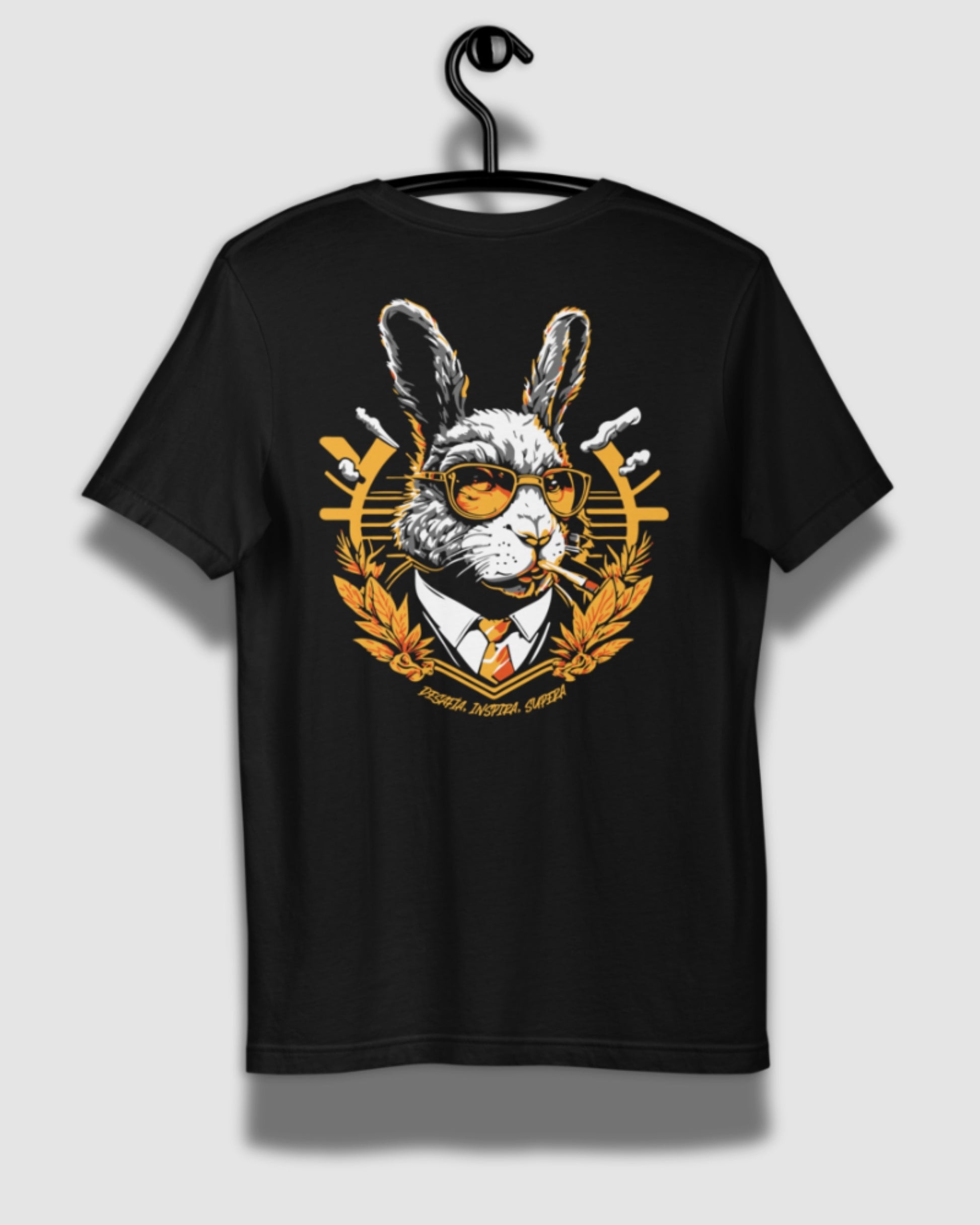 Playera WildRabbit negra con gráfico de conejo rebelde estilo urbano Surfera