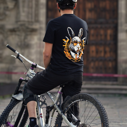 Playera WildRabbit Surfera en uso ciclismo de montaña